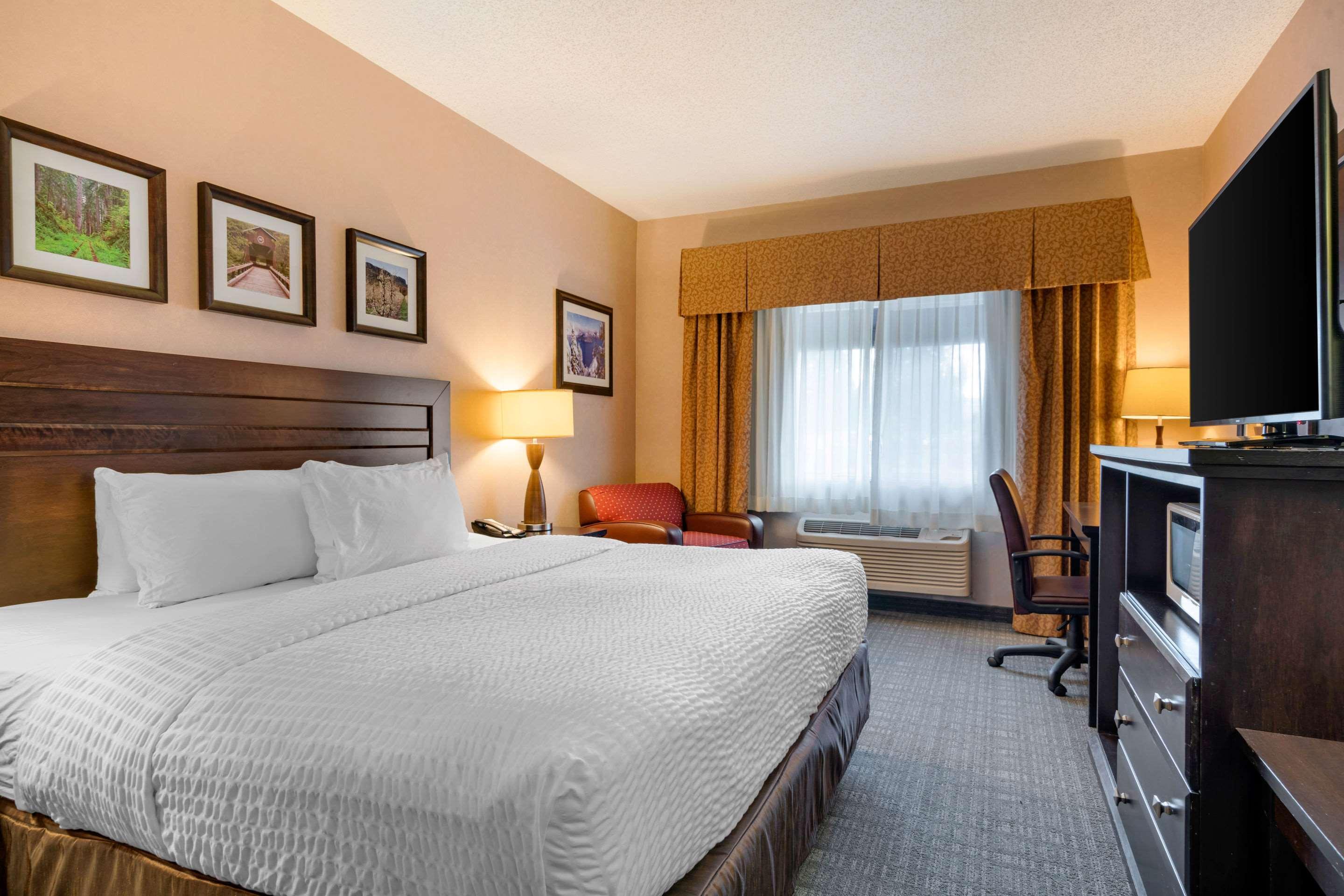 Отель Clarion Pointe Медфорд Экстерьер фото
