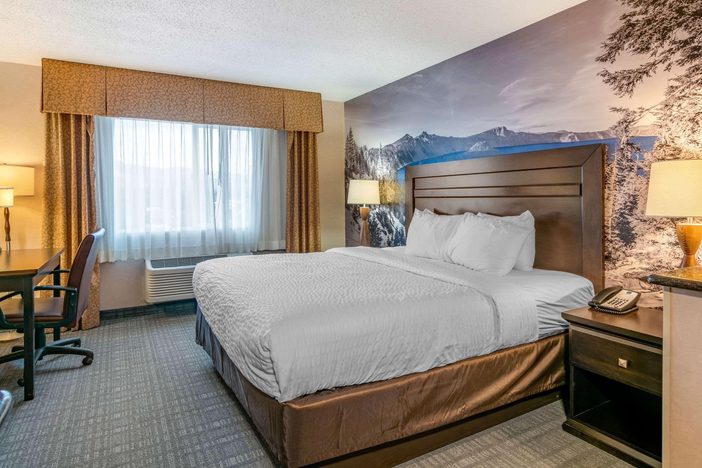Отель Clarion Pointe Медфорд Экстерьер фото