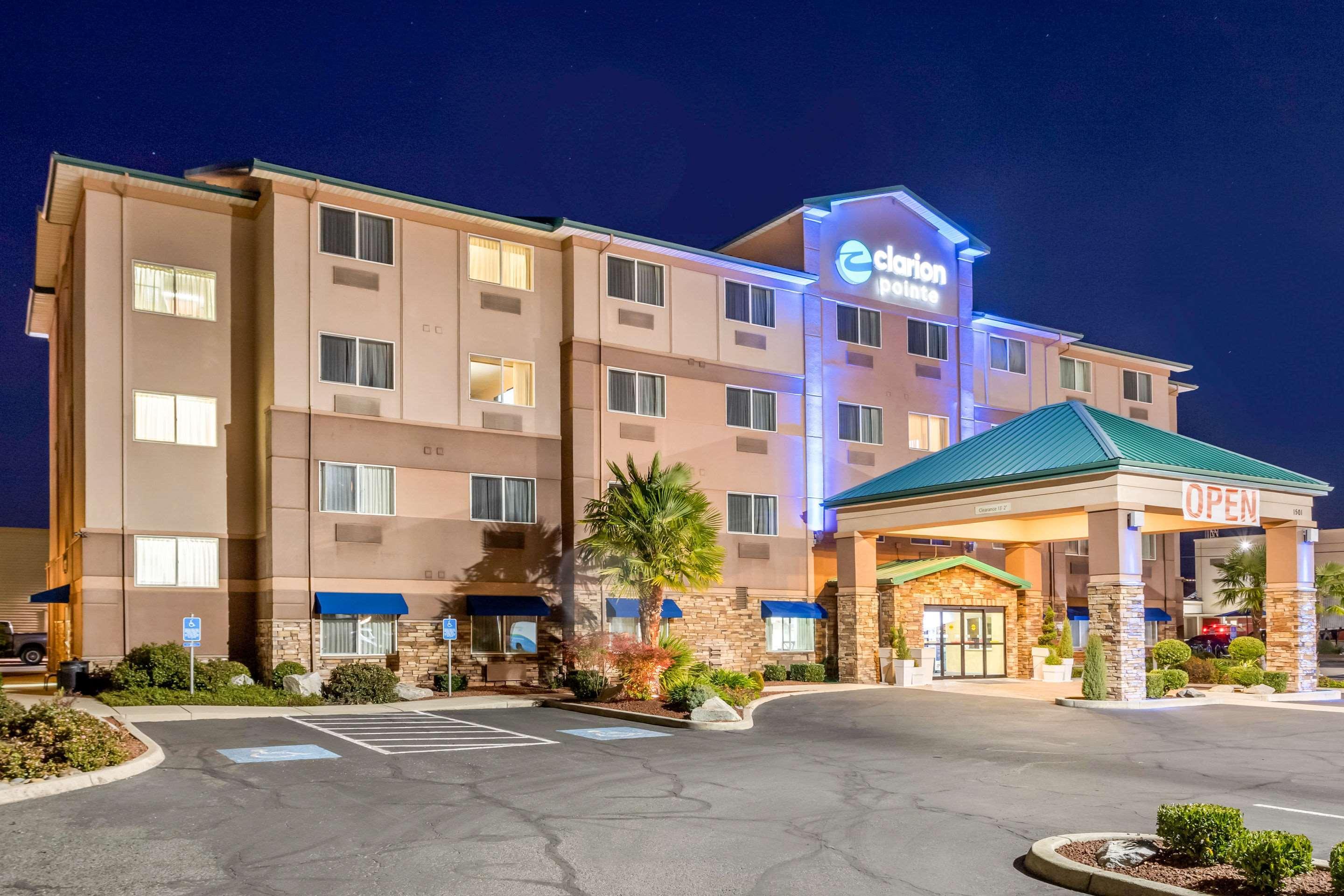 Отель Clarion Pointe Медфорд Экстерьер фото